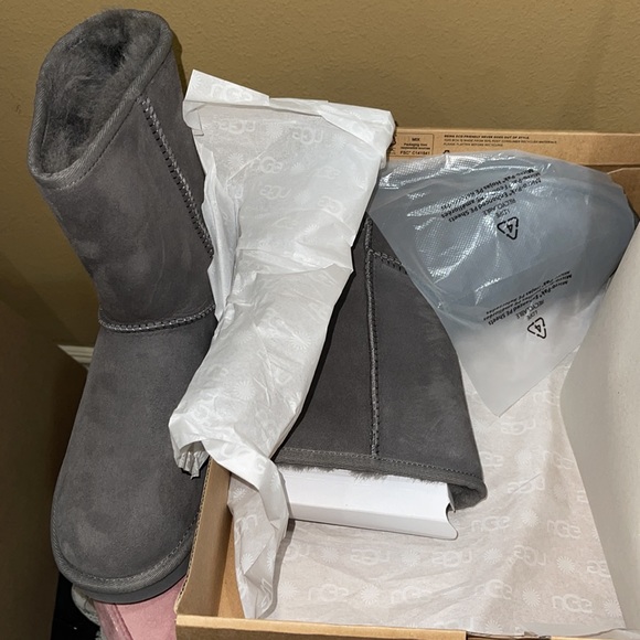 NWOT Ugg Short Boots - Picture 6 of 6
